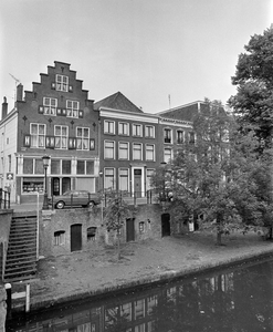 855796 Gezicht op de voorgevels en werfkelders van de huizen Oudegracht 313-317 (links) te Utrecht, vanaf de ...